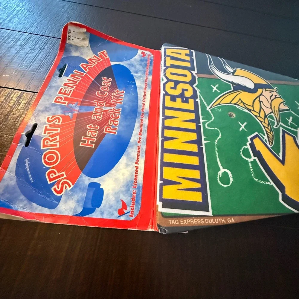 Minnesota Vikings Sports Pennant Hat and Coat Rack Kit Purple Vintage 1996 NFL